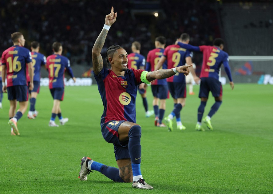 Raphinha comemora o terceiro gol marcado sobre o Bayern de Munique
