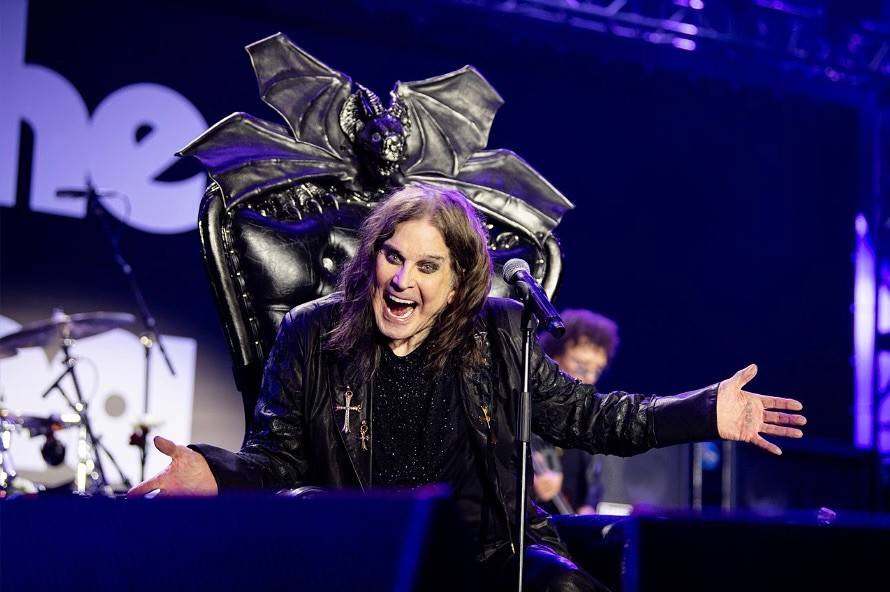 Família de Ozzy Osbourne projeta avatar do roqueiro com IA e causa polêmica; saiba mais