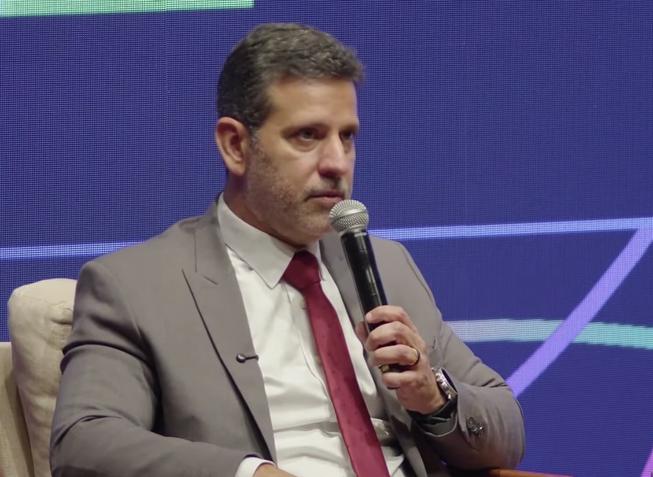 Ministro da Educação alerta que corte de 1,5% do PIB previsto por campanha de Flávio inviabilizará Pé-de-meia e bolsas; Daniella Marques rebate