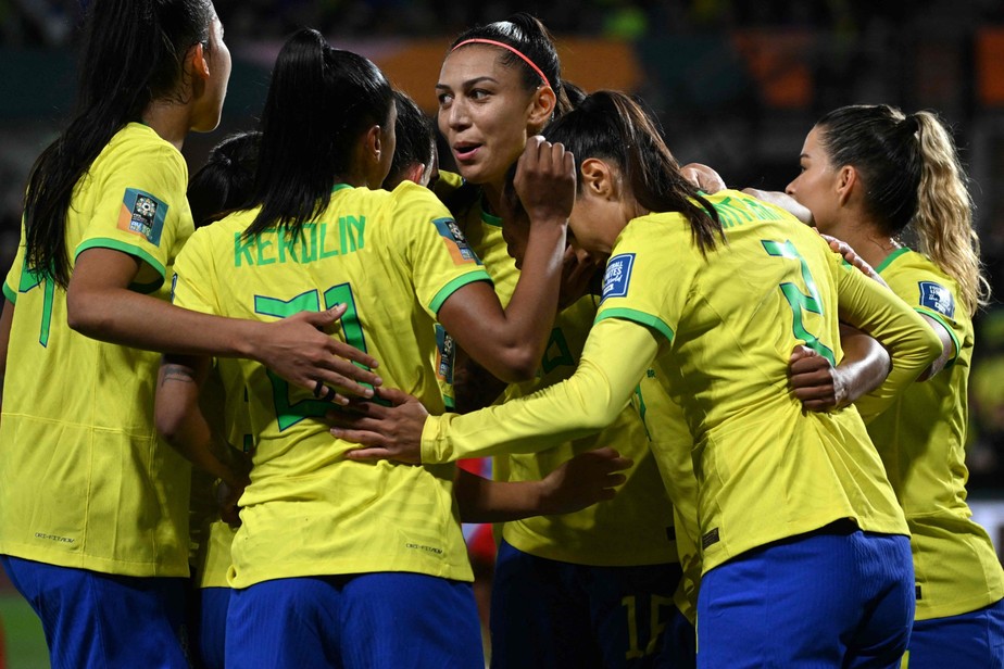 Brasileiros comemoram em Paris classificação para as oitavas de final na  Copa