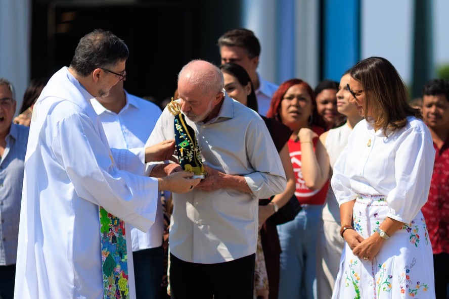 Lula beija a imagem de Nossa Senhora durante missa na capela do Palácio da Alvorada