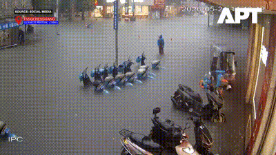 Câmera de segurança flagra mulher sendo arrastada por enchente na China antes de resgate; veja vídeo