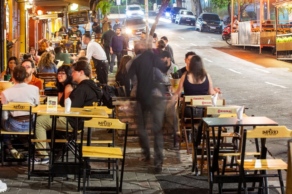 Movimentação em bares depois de intoxicações com bebidas contaminadas com metanol. Bares na Rua Matias Aires esquina com Rua Augusta — Foto: Edilson Dantas / O Globo