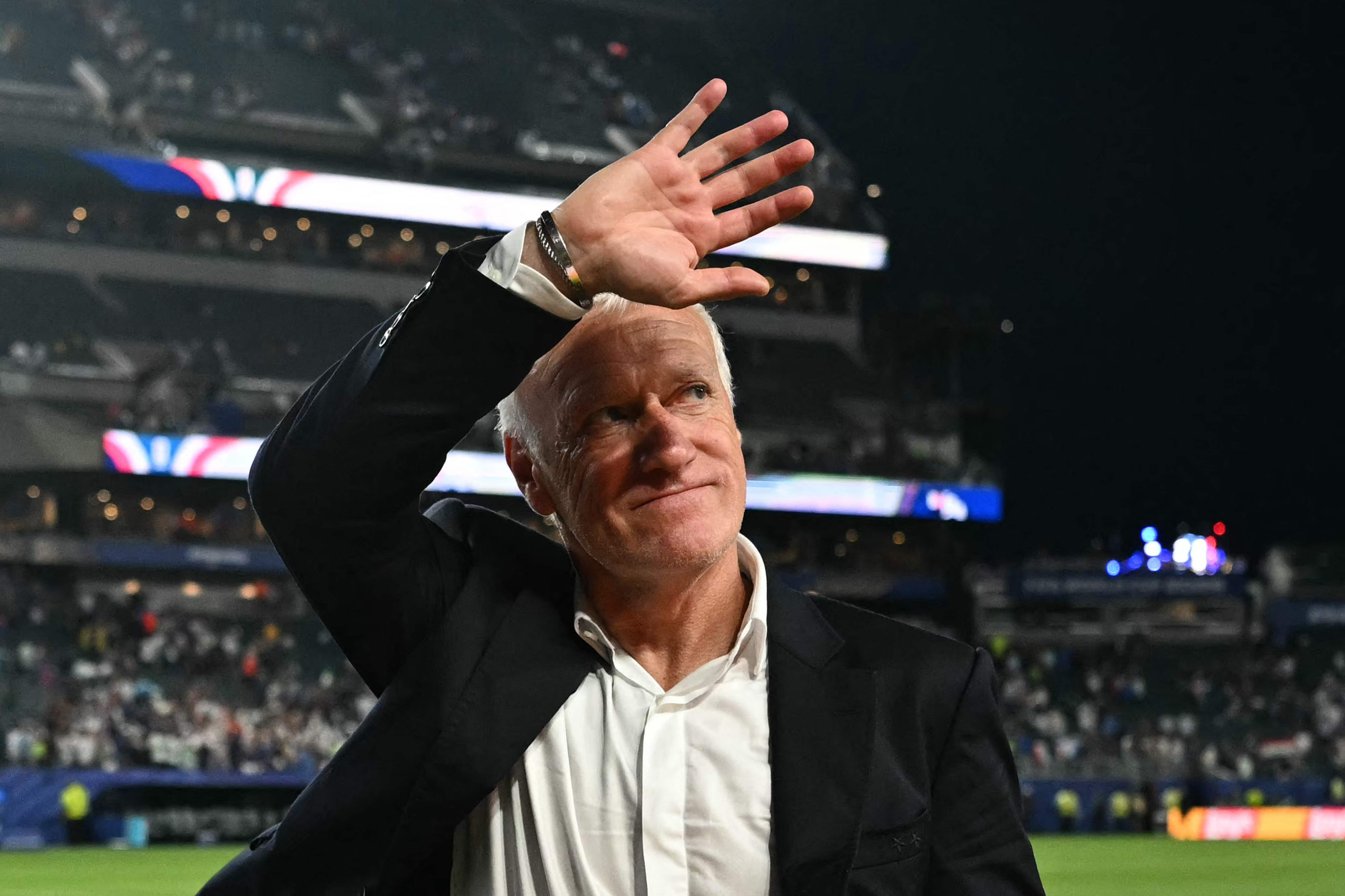 Didier Deschamps, técnico da França, retorna à Copa do Mundo após a morte de sua mãe