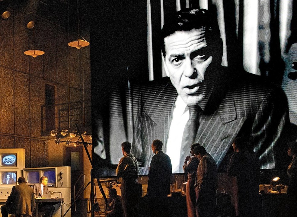 George Clooney como Edward R. Murrow em “Good night, and good luck”, na Broadway — Foto: Sara Krulwich/The New York Times