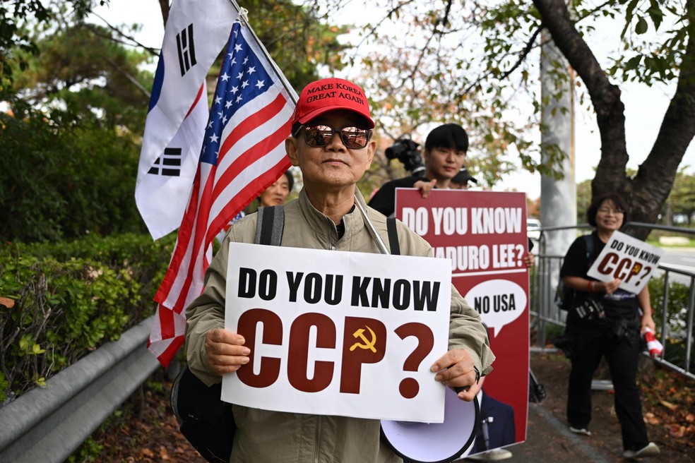 Manifestante anti-China com cartaz escrito, em inglês, "Você conhece o CCP (Partido Comunista Chinês)?", do lado de fora do aeroporto internacional de Busan, na Coreia do Sul — Foto: Jung Yeon-je / AFP