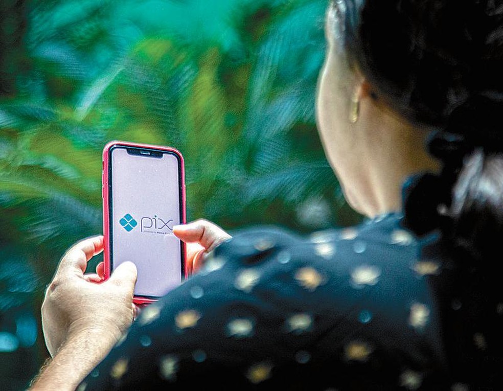 Na palma da mão. Brasileiro tem na tela do celular um meio de pagamento democrático, mas Pix tem vulnerabilidades — Foto: Hermes de Paula/15-10-2023