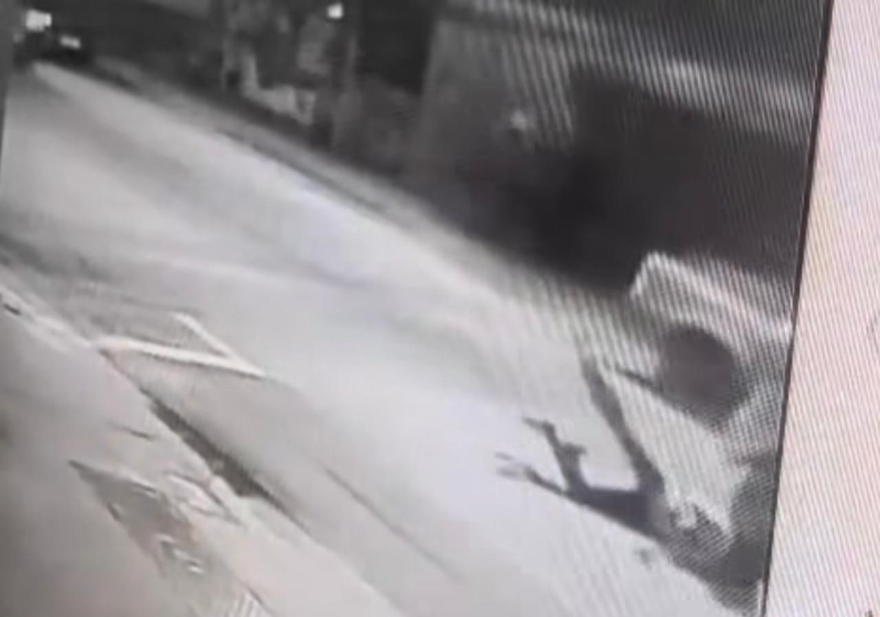 Polícia investiga vídeo de adolescente que pula de carro em movimento no Engenho de Dentro - Foto