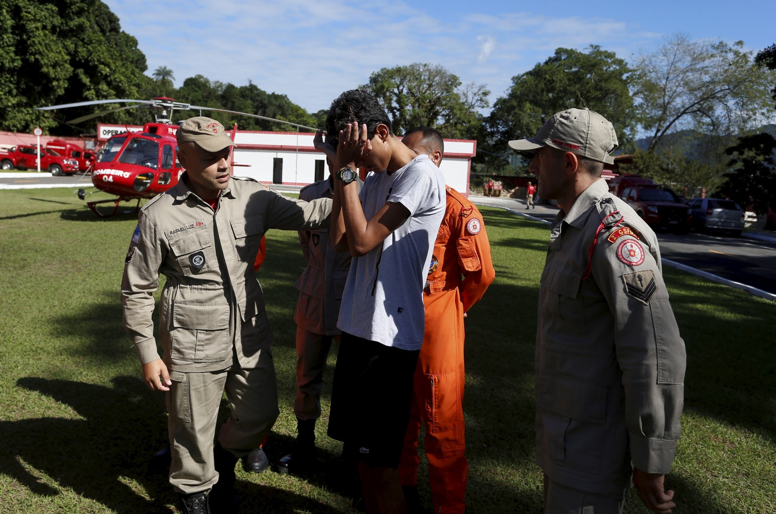 Comovido, Christhian chora ao relembrar do acidente e conhecer envolvidos em seu resgate — Foto: Fabiano Rocha/Agência O Globo