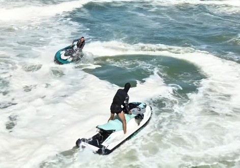 Ressaca: drone flagra resgate de usuários de jet ski na Barra da Tijuca; vídeo