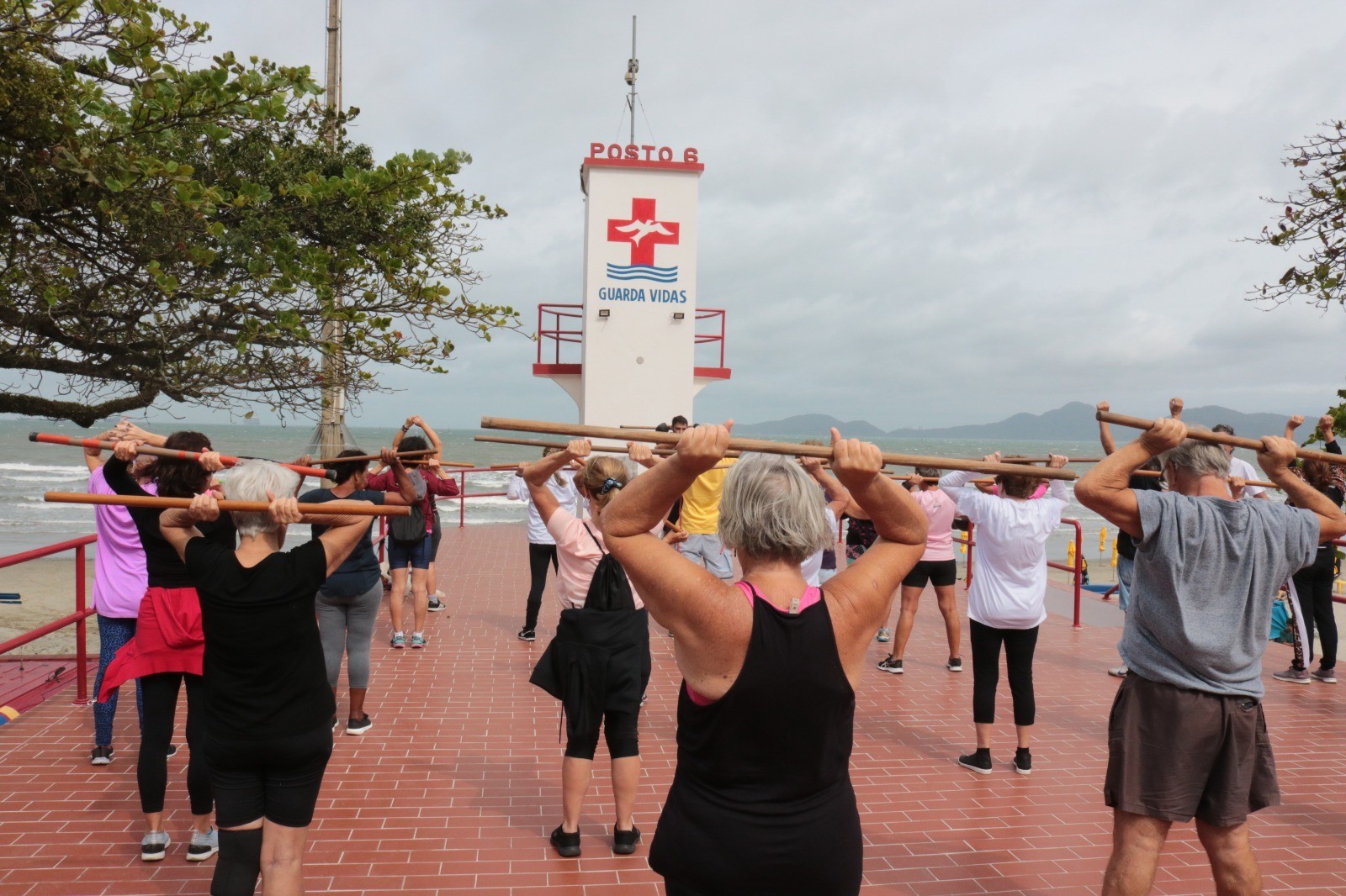 Expectativa de vida dos brasileiros mantém alta e sobe para 76,6 anos, diz IBGE