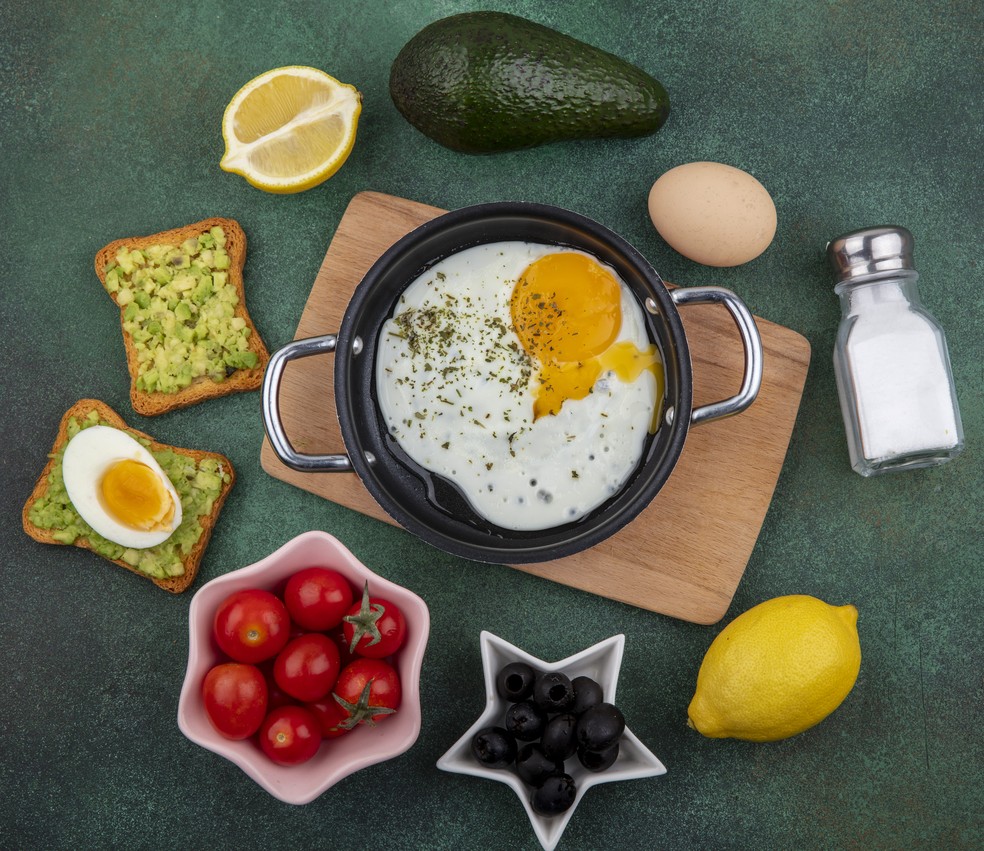 Especialistas recomendam combinar o ovo com vegetais frescos ou salteados, pães integrais e laticínios com baixo teor de gordura — Foto: Freepik