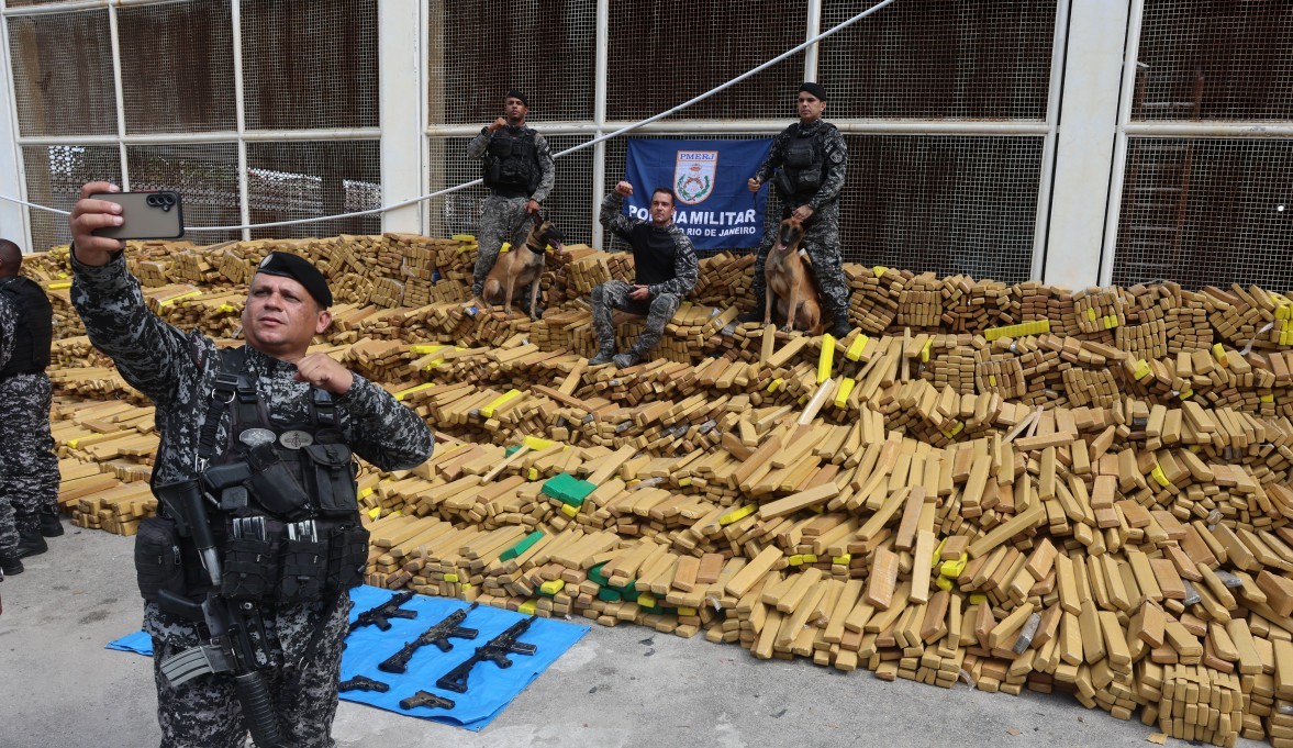 A Polícia Militar apreendeu 48 toneladas de maconha durante uma operação no Complexo da Maré — Foto: Fabiano Rocha / Agência O Globo