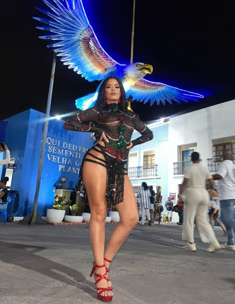 Luciene Santtinha na quadra da Portela horas antes de ter a corrida recusada em virtude de seu traje — Foto: Reprodução