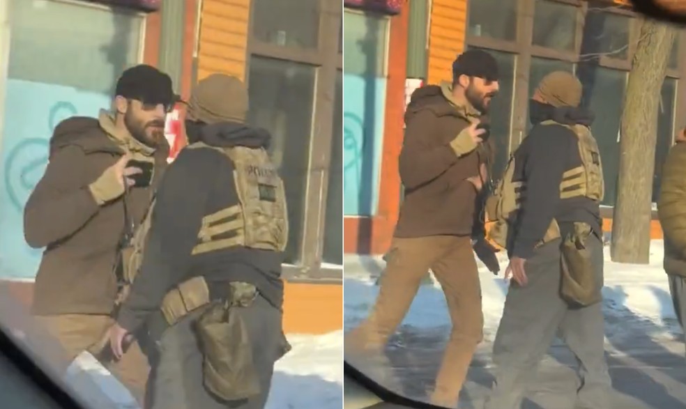 Alex Pretti aparece segurando o celular quando é abordado por agentes da Patrulha de Fronteira — Foto: Reprodução/Redes sociais