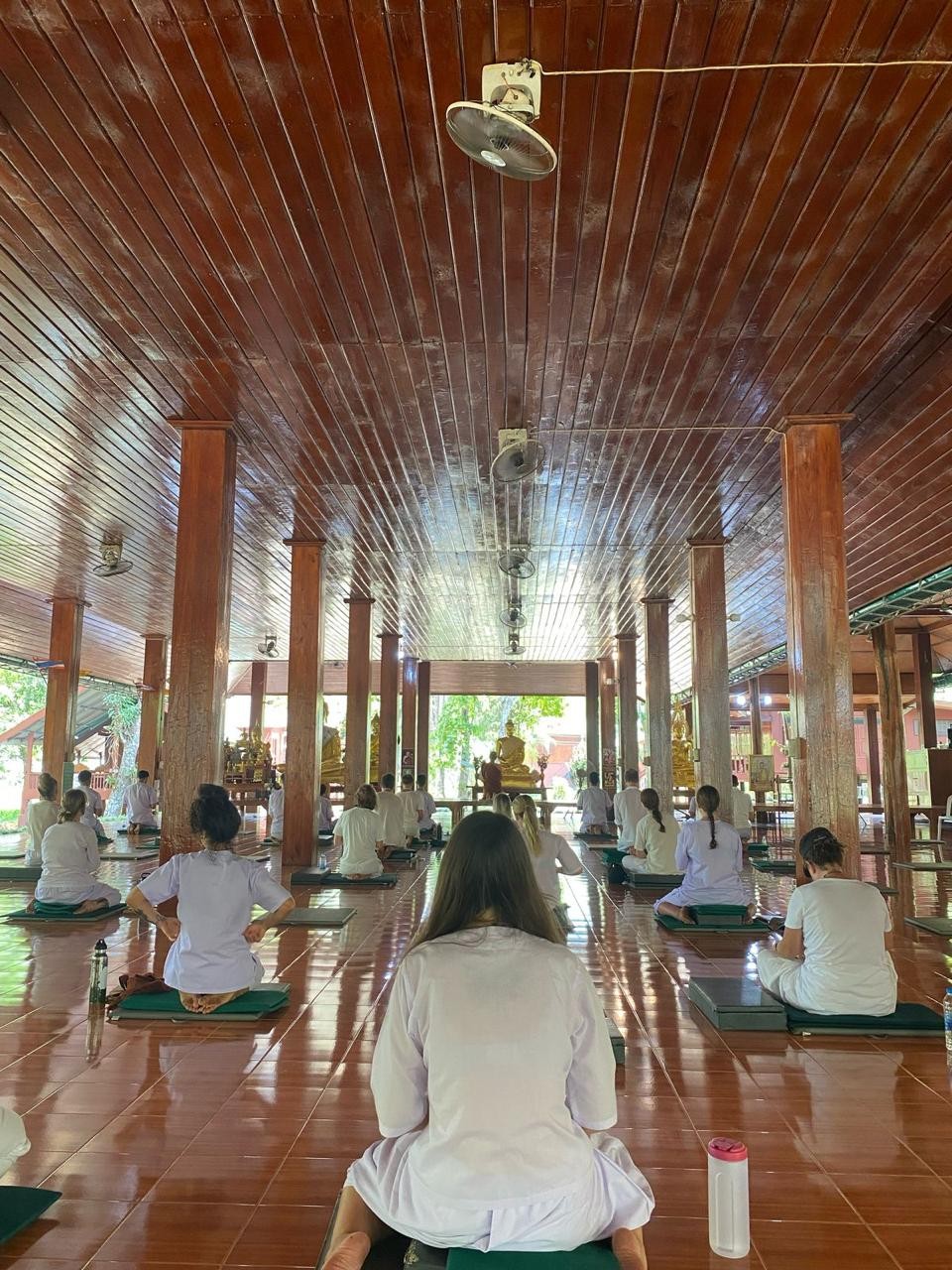 Com um grupo de viajantes num mosteiro budista na Tailândia, num momento de meditação. Juliana ficou sem conversar por quatro dias e achou maravilhoso. Encontro com a espiritualidade. Num post em suas redes sociais, ela chegou a comentar: "Viver está imperdível" — Foto: Álbum de família