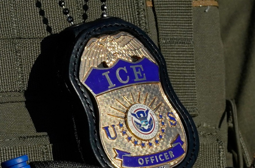 Memorando do ICE instrui agentes a entrarem em residências nos EUA sem mandado judicial, dizem denunciantes