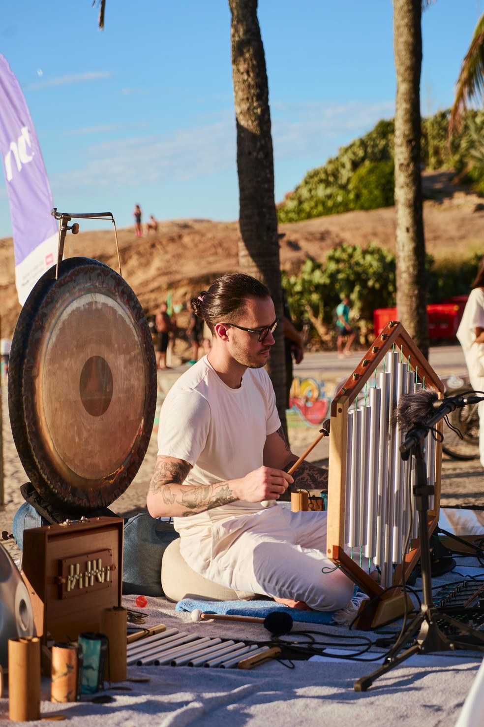 Victor Chate Aubriand toca O instrument Chamado arkana emsessão desound healing - foto: divulgação