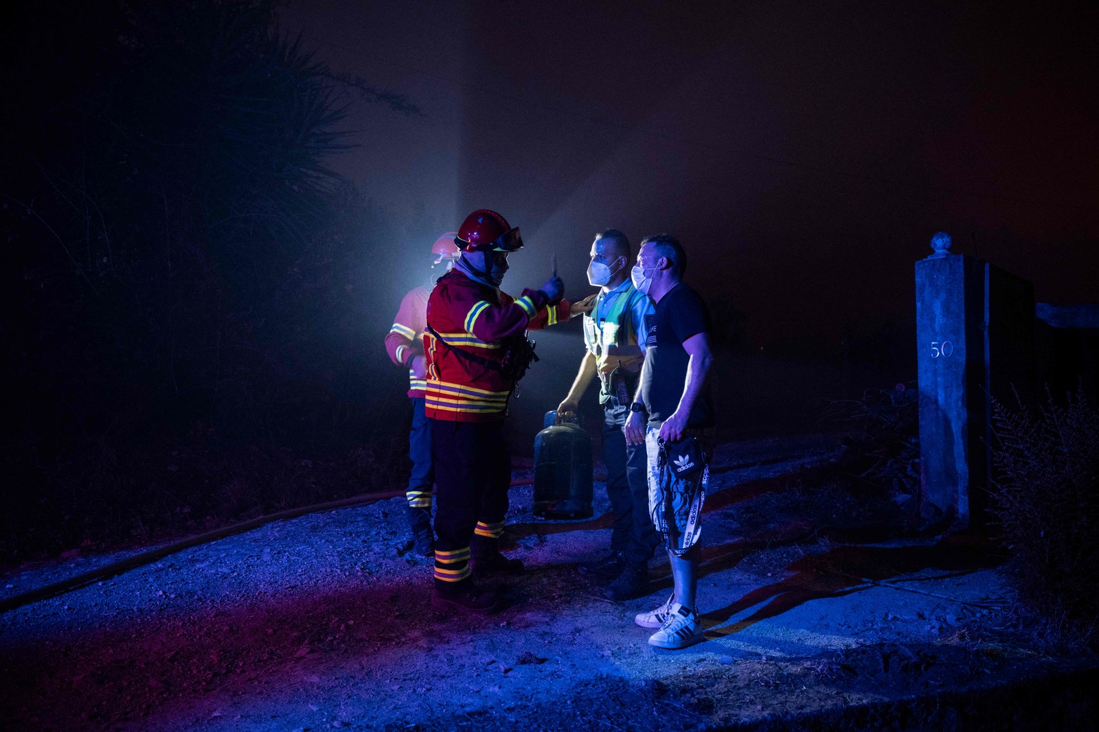 dois homes entregambotijãodegásaos bomberos -foto: patríciade melo Moreira/afp