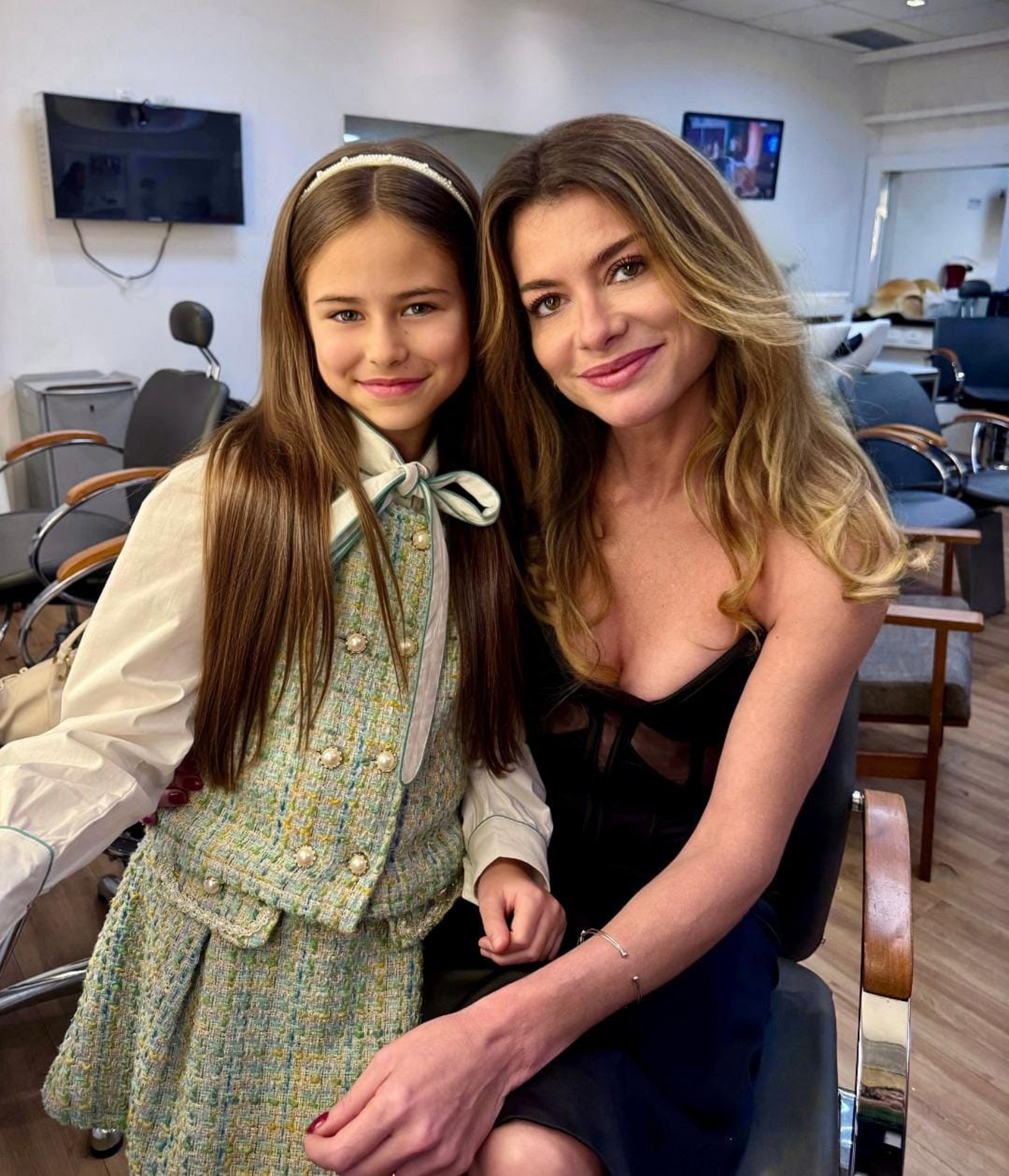 Alinne Moraes posa com Mel Summers, atriz mirim com quem dividirá personagem em 