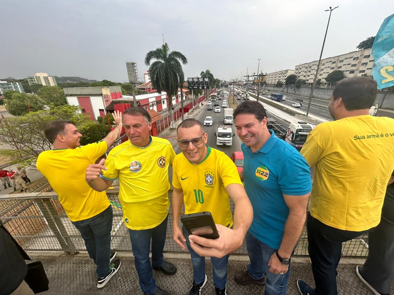 Bolsonaro é recebido nas ruas aos gritos de 'Imbroxável, incomível, inelegível e indiciado'