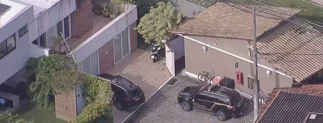 Polícia Federal faz buscas na casa de Carlos Bolsonaro, no Rio de Janeiro — Foto: GloboNews/Reprodução