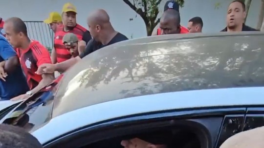 Na véspera de confronto contra Corinthians, torcida protesta e cerca carro de jogadores do Flamengo no CT
