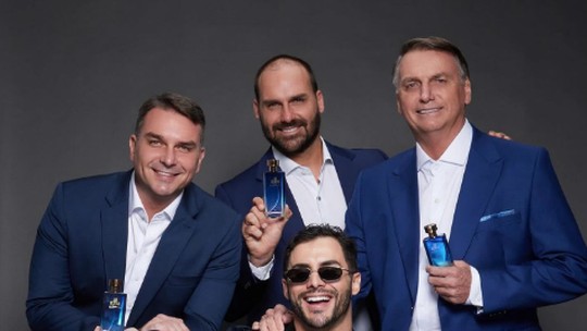 Michelle Bolsonaro faz 'publi' de perfume com Bolsonaro, Flávio e Eduardo como 'garotos-propaganda'