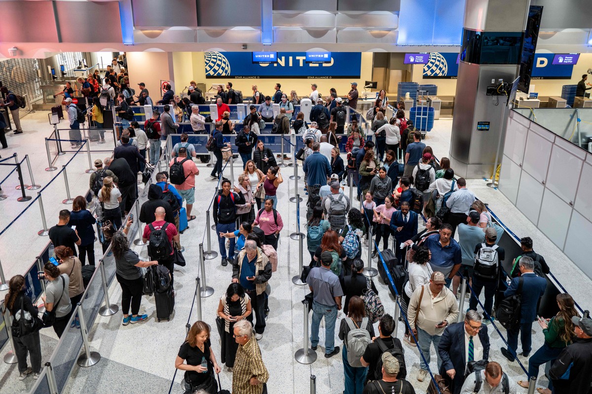 Mais de 1.500 voos são cancelados em segundo dia da ordem de redução de viagens por 'shutdown' nos EUA