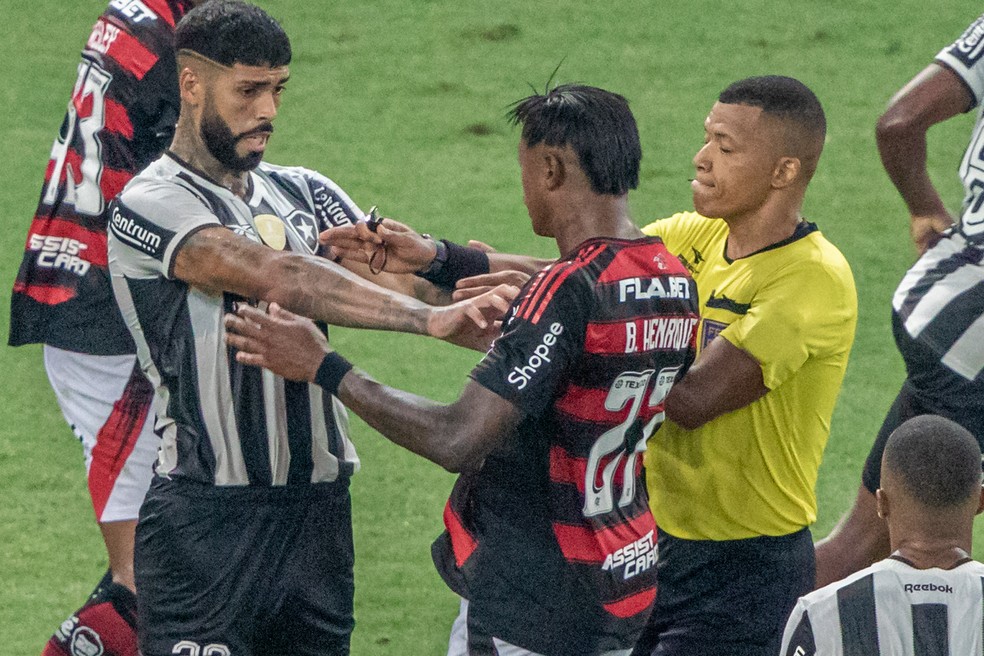 Bruno Henrique e Barboza na confusão depois do fim de jogo — Foto: Agência O Globo