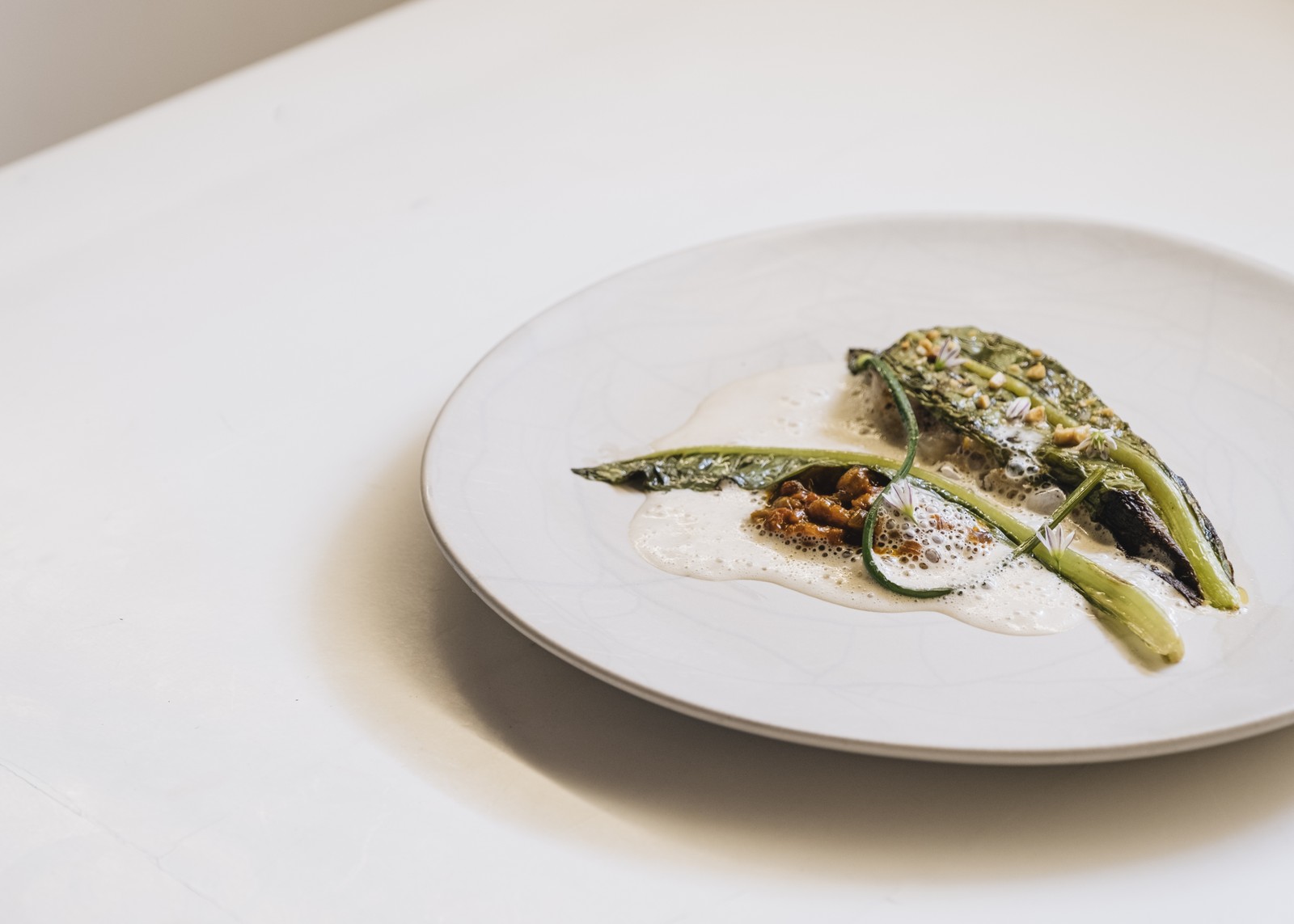 Mani, 67th: Fish of the day wrapped in romaine lettuce, with dried shrimp, palm oil and peanut foam, one of the stages of Chef Helena Rizzo's tasting menu, which also offers a la carte options - Photo: Divulgação/Victor Collor