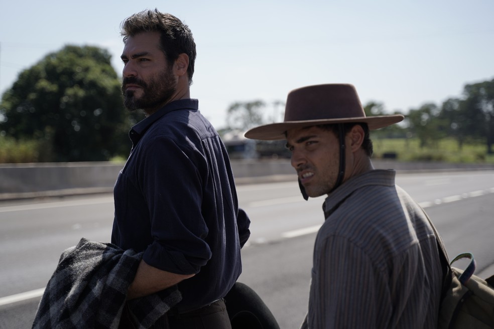 Thiago Lacerda e Miguel Colelho, em “Além de nós” — Foto: Atama Filmes