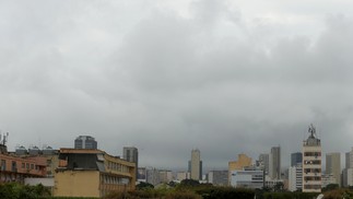 Dia virou noite. Nuvens escuras cobrem a cidade e fazem o dia virar noite. Na foto, o Centro da Cidade. — Foto: Fabiano Rocha / Agência O Globo