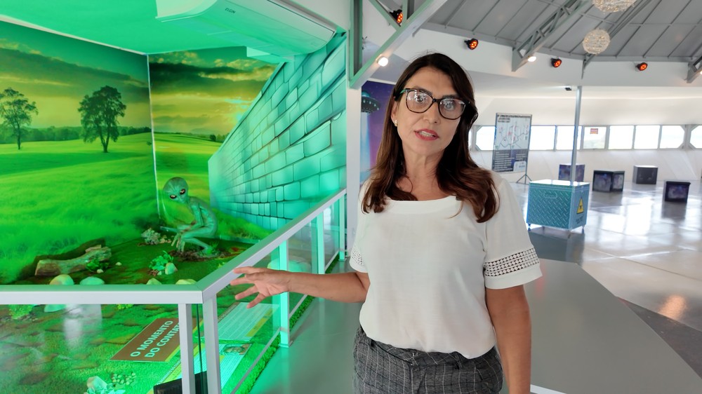 A secretária de Turismo de Varginha, Rosana Carvalho, anuncia a transformação do terreno da suposta aparição em ponto turístico — Foto: Élcio Braga