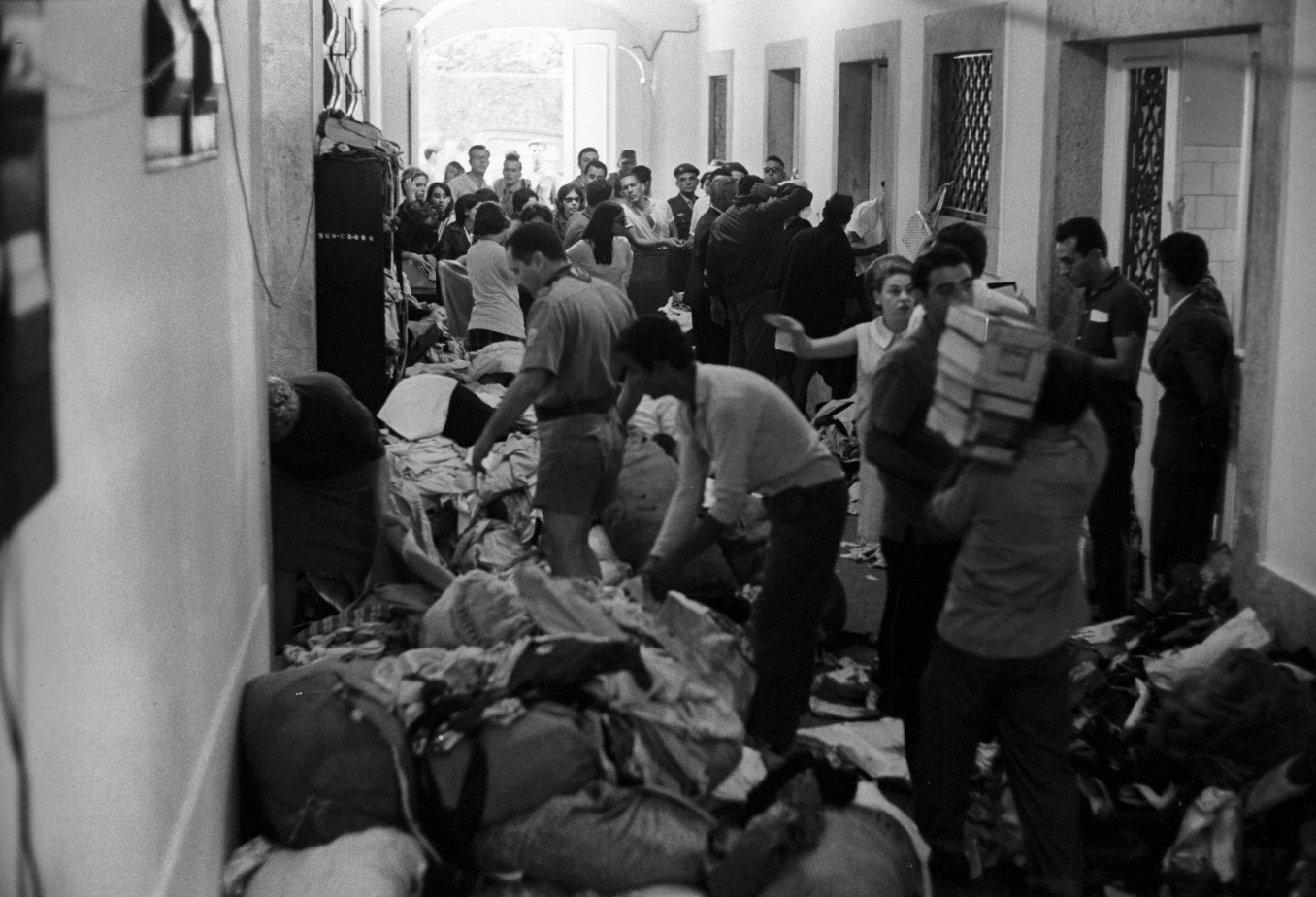 Tarefa de recebimento e distribuição de donativos, no Palácio Guanabara — Foto: Arquivo / Agência O Globo