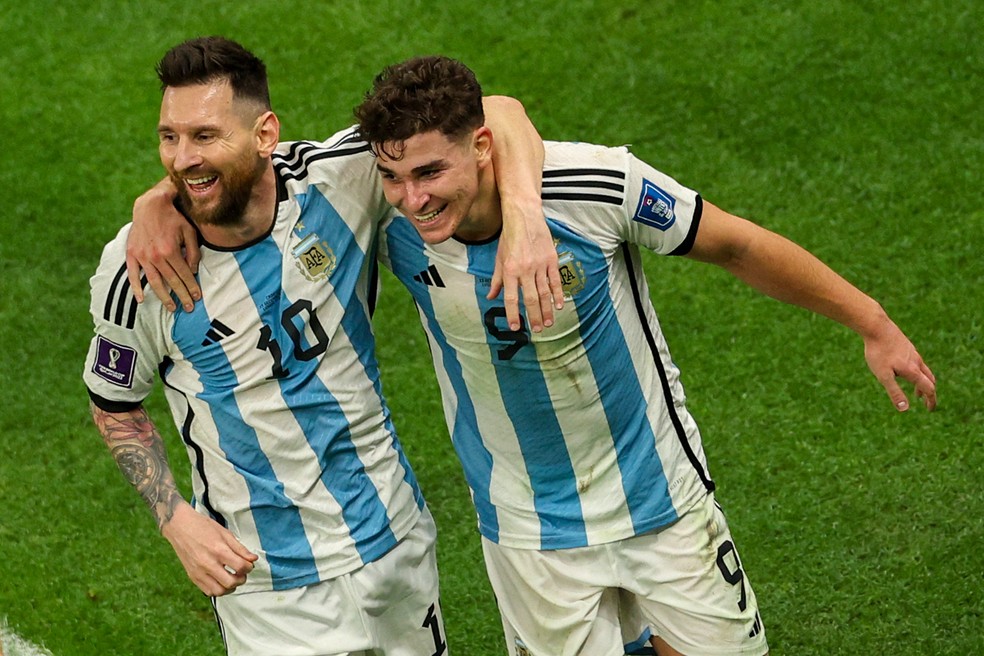 Messi e Julian Álvarez Argentina x Croácia, pela semifinal da Copa do Mundo de 2022 — Foto: Adrian DENNIS / AFP