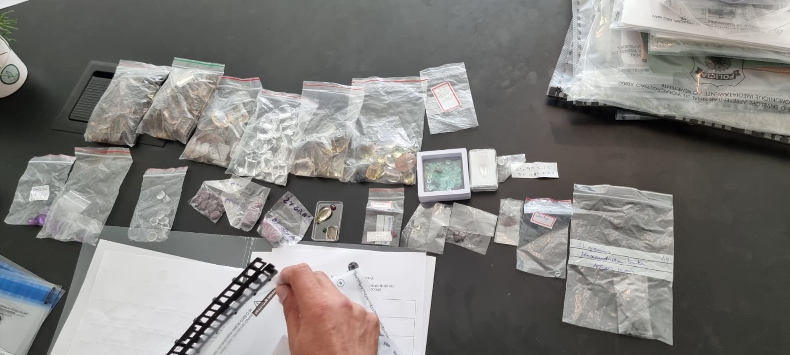 Pedras preciosas apreendidas pela PF em operação contra o tráfico internacional de drogas — Foto: Divulgação/PF