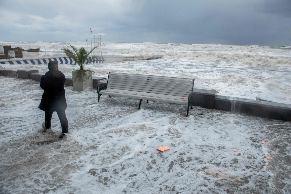Mar Negro invade ruas da Crimeia após fortes chuvas — Foto: Mikhail Mordasov/AFP
