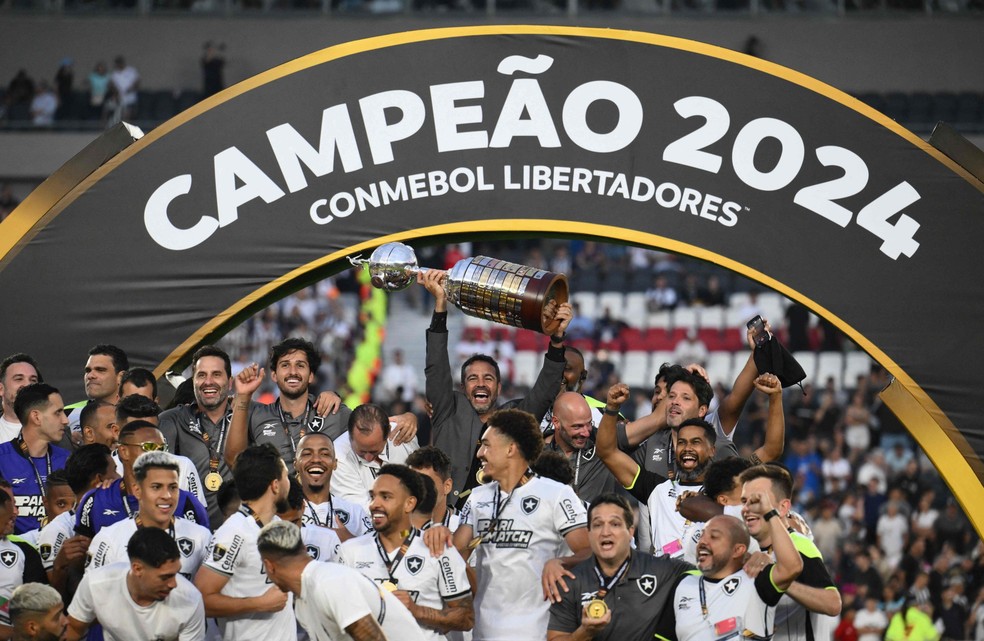 Artur Jorge levanta a taça de campeão da Libertadores — Foto: Luis ROBAYO / AFP