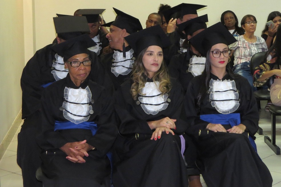 Dona Raquel (primeira à esquerda, na frente) com os colegas de turma — Foto: Divulgação