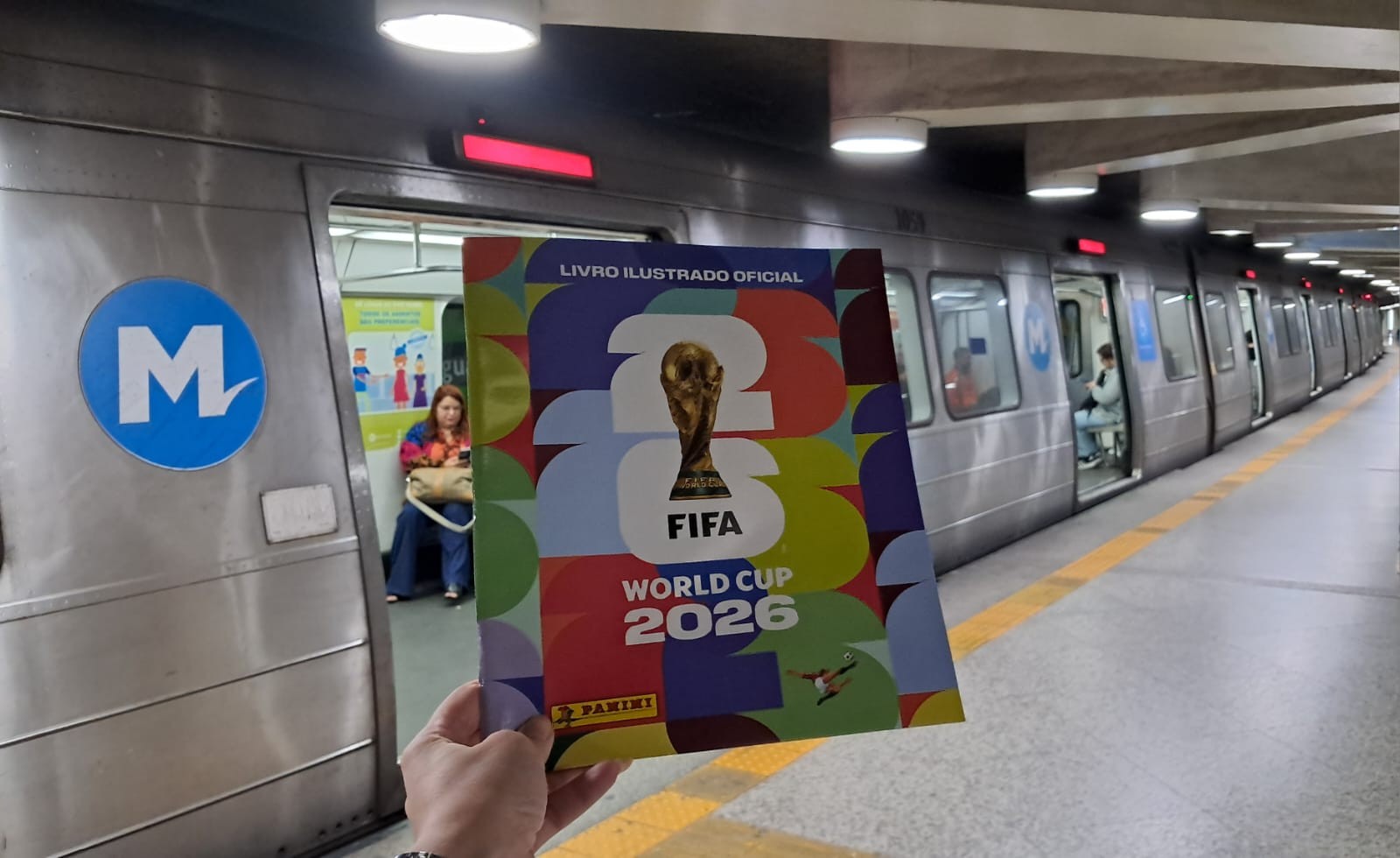 Copa do Mundo: no dia da abertura do evento, passageiros são surpreendidos com álbuns e figurinhas gratuitas no MetrôRio