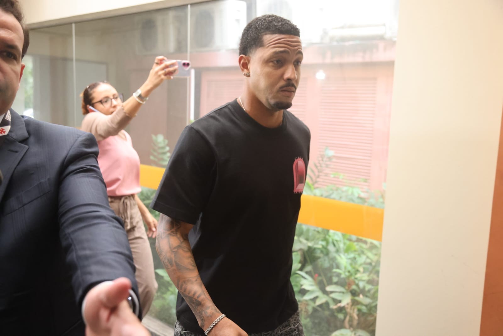 Empresário de David, do Vasco, nega relação do atacante com o crime: 