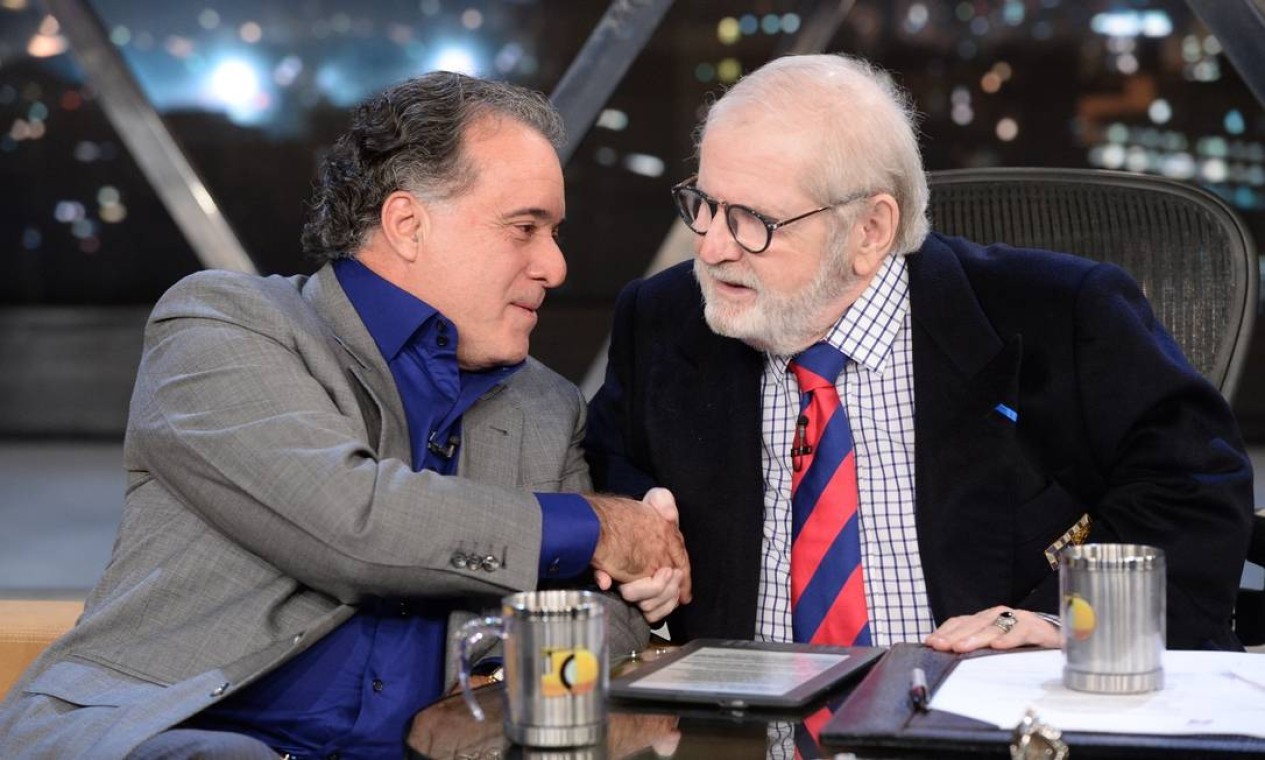 Em entrevista concedida em abril de 2014, Tony Ramos e Jô Soares passaram o tempo todo de mãos dadas — Foto: Zé Paulo Cardeal / Divulgação