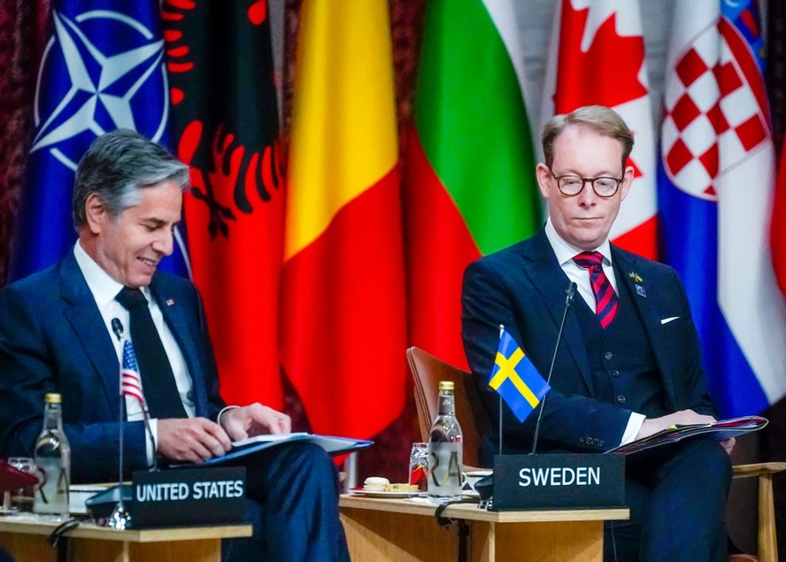 Chanceler sueco, Tobias Billstrom, ao lado do secretário de Estado americano, Antony Blinken, durante reunião na Noruega