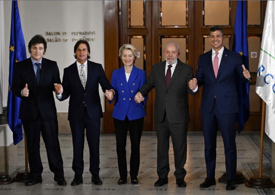 A presidente da Comissão Europeia, Ursula Von der Leyen, cercada pelos presidentes de países do Mercosul, na Cúpula de Montevidéu, na qual o acordo entre os blocos foi concluído