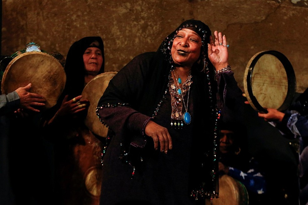 A cantora Um Sameh à frente do Mazaher, grupo de música Zar, gênero tradicional do Egito, no Centro Egípcio para Cultura e Arte, no Cairo  — Foto: REUTERS