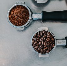 Tipos de café diferem no sabor, aroma e qualidade. Apesar de ser o produto de uma semente que contém a substância estimulante cafeína, alguns dos efeitos secundários do consumo ou da intolerância podem estar mais ligados ao processamento do grão de café.  — Foto: Unsplash