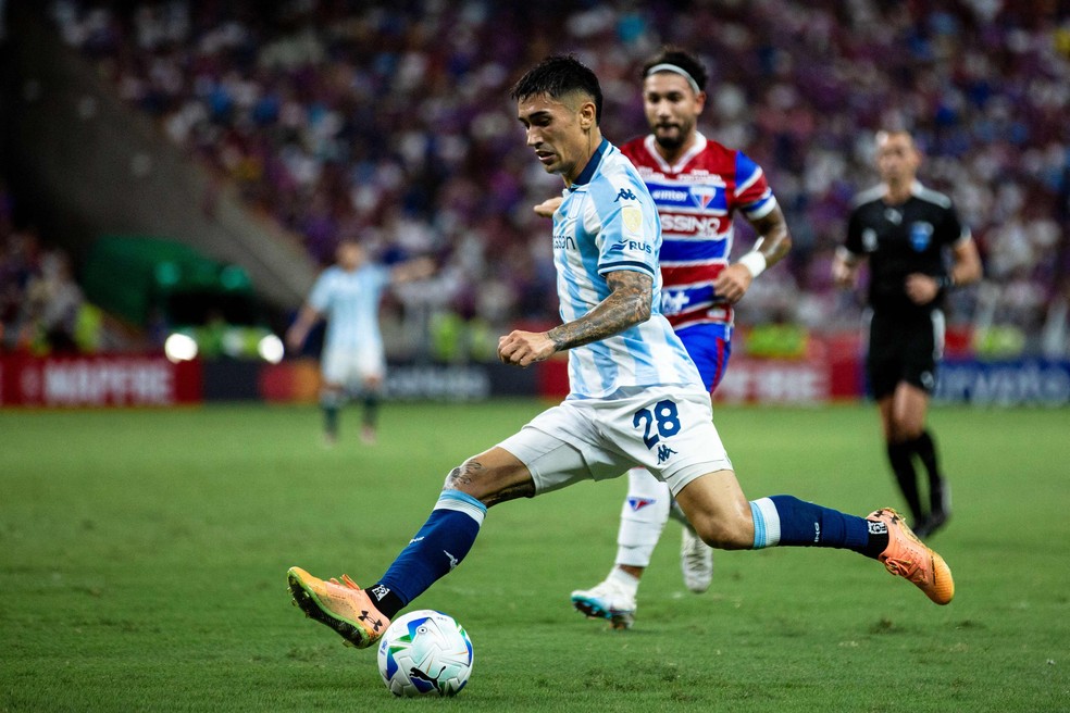 Racing venceu o Fortaleza no Castelão — Foto: Thiago Gadelha / AFP