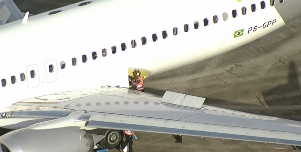 Um funcionário no local onde o avião foi atingido — Foto: TV Globo/Reprodução