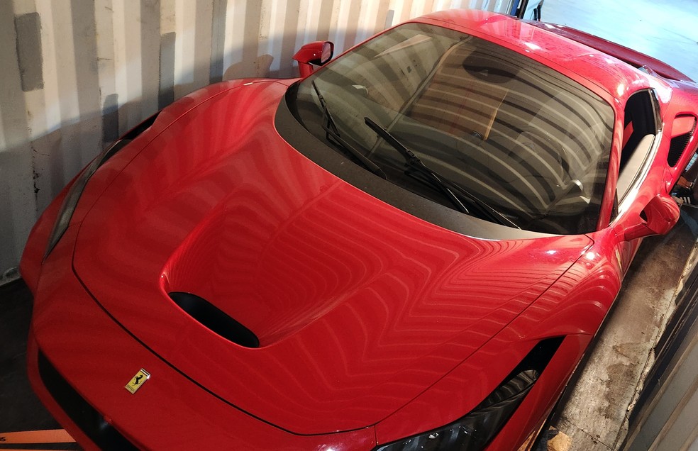 A Ferrari dentro do contêiner: motor V8 de 720 cavalos e luxos típicos da marca — Foto: Lucas Tavares/Agência O Globo